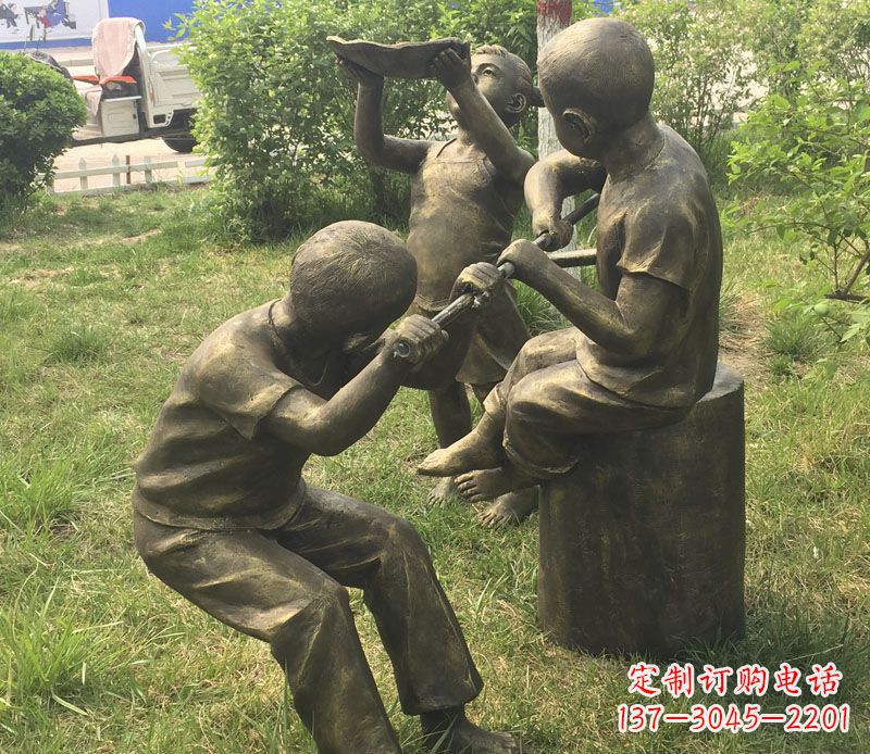 德州公园玩水的儿童铜雕
