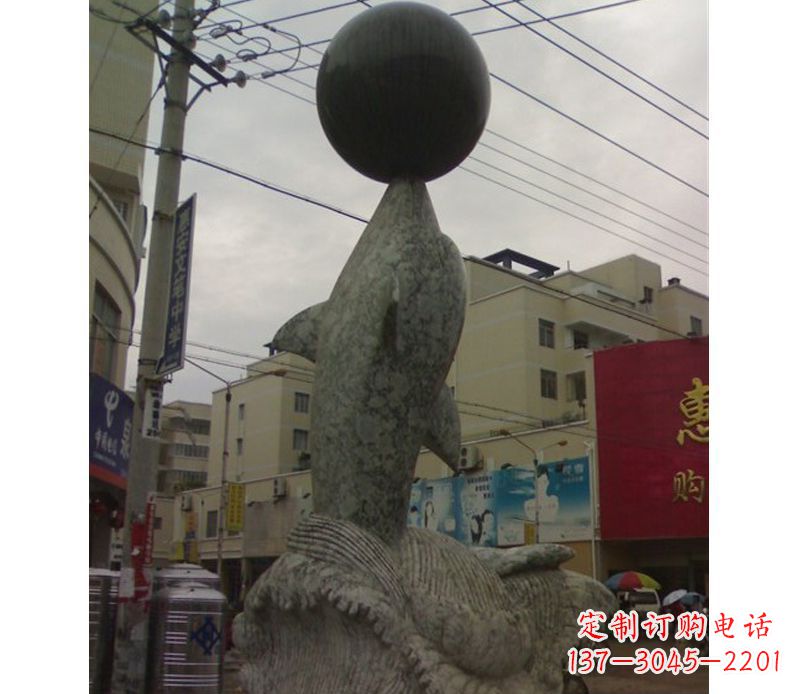 德州海豚戏球石雕