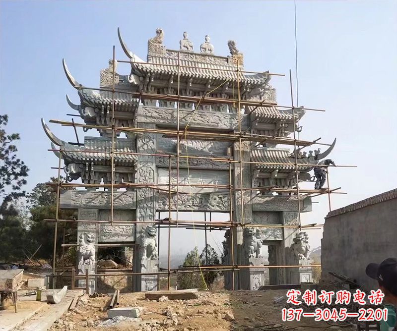 德州石牌坊外东侧的龙凤雕塑