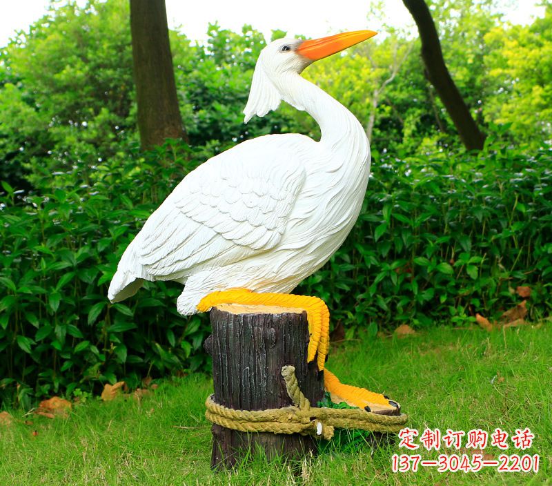 德州一男一女抱一只鸽子雕像