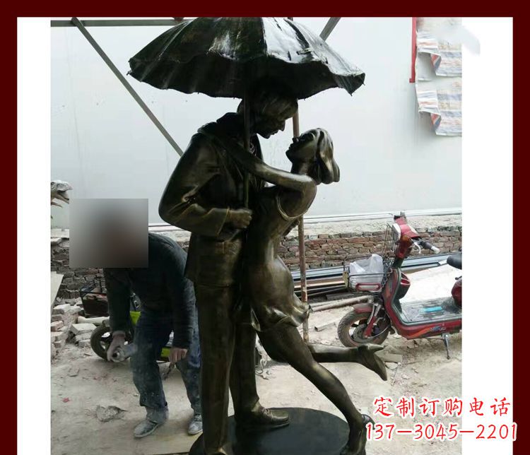 德州雨伞下拥抱的情侣铜雕