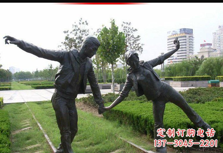 德州走铁轨的情侣铜雕